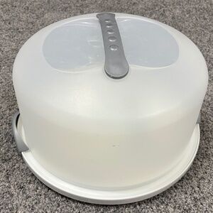 Sterlite Cake Carrier and Server with Locking Lid